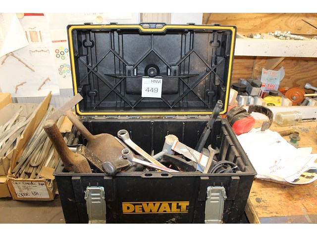 Gereedschapskist met diverse gereedschappen w.o. hamer, tangen en gatenboor. - afbeelding 1 van  2