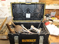 Gereedschapskist met diverse gereedschappen w.o. hamer, tangen en gatenboor. - afbeelding 1 van  2