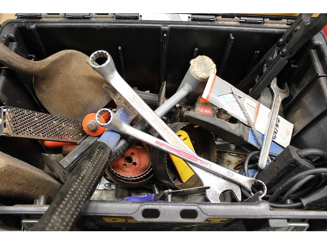 Gereedschapskist met diverse gereedschappen w.o. hamer, tangen en gatenboor. - afbeelding 2 van  2
