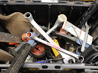 Gereedschapskist met diverse gereedschappen w.o. hamer, tangen en gatenboor. - afbeelding 2 van  2