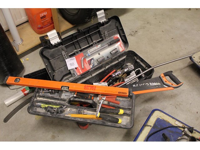 Gereedschapskist met diverse gereedschappen w.o. tacker, zagen, schroevendraaiers, hamers, tangen etc. - afbeelding 1 van  3