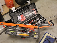 Gereedschapskist met diverse gereedschappen w.o. tacker, zagen, schroevendraaiers, hamers, tangen etc. - afbeelding 1 van  3