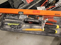 Gereedschapskist met diverse gereedschappen w.o. tacker, zagen, schroevendraaiers, hamers, tangen etc. - afbeelding 2 van  3