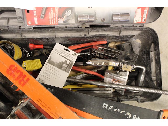 Gereedschapskist met diverse gereedschappen w.o. tacker, zagen, schroevendraaiers, hamers, tangen etc. - afbeelding 3 van  3