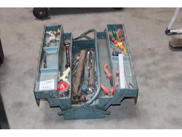 Gereedschapskist met enkele gereedschappen. - afbeelding 1 van  2