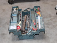 Gereedschapskist met enkele gereedschappen. - afbeelding 1 van  2