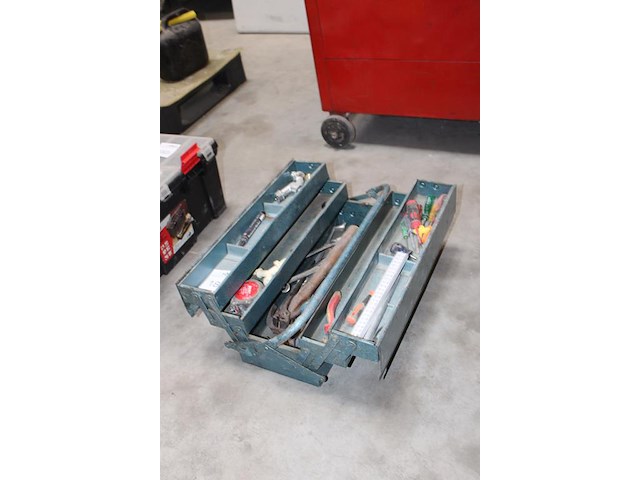 Gereedschapskist met enkele gereedschappen. - afbeelding 2 van  2