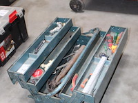 Gereedschapskist met enkele gereedschappen. - afbeelding 2 van  2