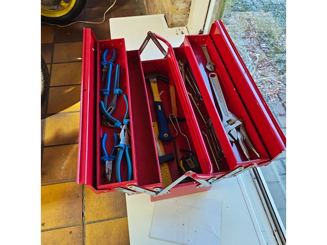 Gereedschapskist met gereedschap - afbeelding 1 van  4