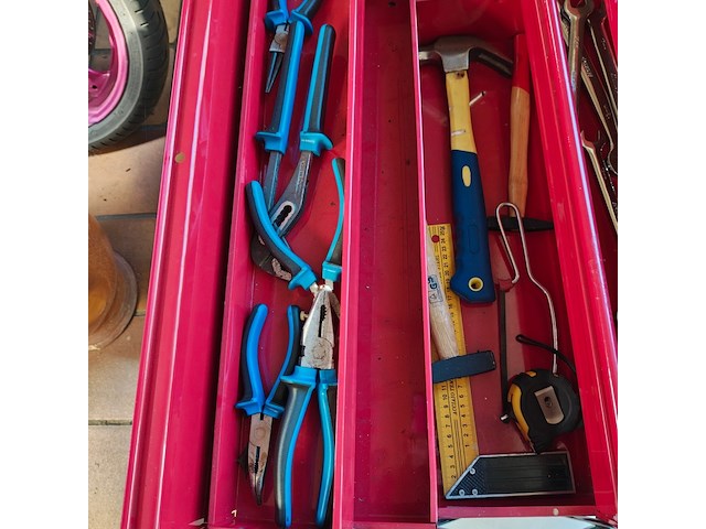 Gereedschapskist met gereedschap - afbeelding 2 van  4