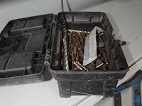 Gereedschapskistje gevuld met boren en beitels - afbeelding 2 van  2