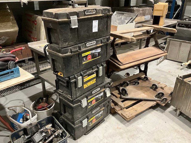 Gereedschapskoffer en divers (5x) - afbeelding 1 van  9