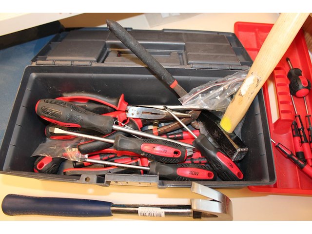 Gereedschapskoffer met diverse gereedschappen. - afbeelding 2 van  2