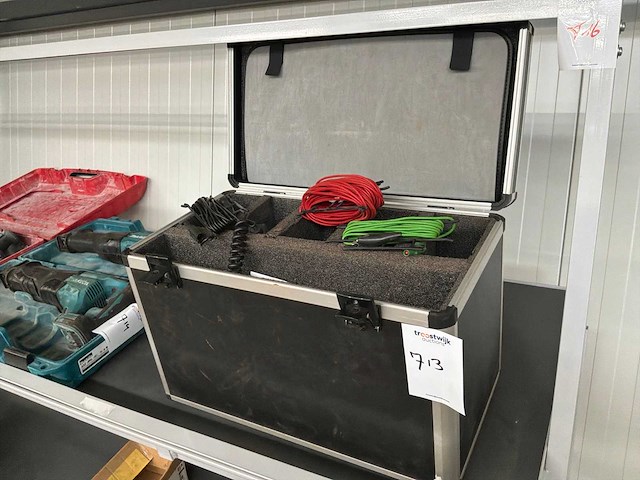 Gereedschapskoffer met diverse kabels - afbeelding 1 van  1