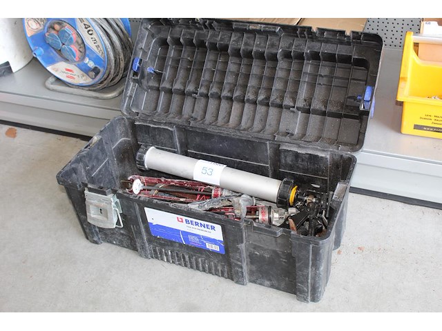 Gereedschapskoffer met enkele gereedschappen w.o. kitspuiten, hamer en beitel. - afbeelding 1 van  2