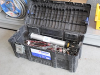 Gereedschapskoffer met enkele gereedschappen w.o. kitspuiten, hamer en beitel. - afbeelding 1 van  2