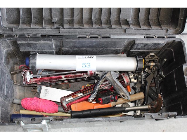 Gereedschapskoffer met enkele gereedschappen w.o. kitspuiten, hamer en beitel. - afbeelding 2 van  2