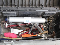 Gereedschapskoffer met enkele gereedschappen w.o. kitspuiten, hamer en beitel. - afbeelding 2 van  2