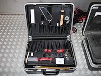 Gereedschapskoffer met enkele gereedschappen w.o. tangen en hamer