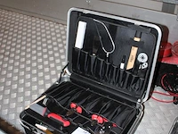 Gereedschapskoffer met enkele gereedschappen w.o. tangen en hamer - afbeelding 2 van  2