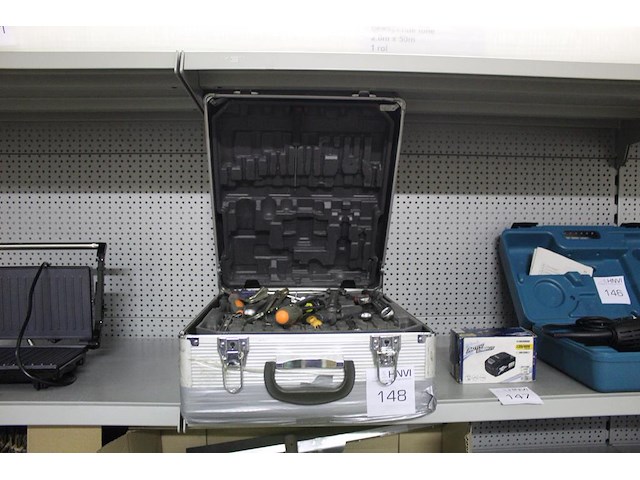 Gereedschapskoffer met inhoud w.o. waaronder schroevendraaiers, sleutels, doppen met ratel etc. - afbeelding 1 van  2