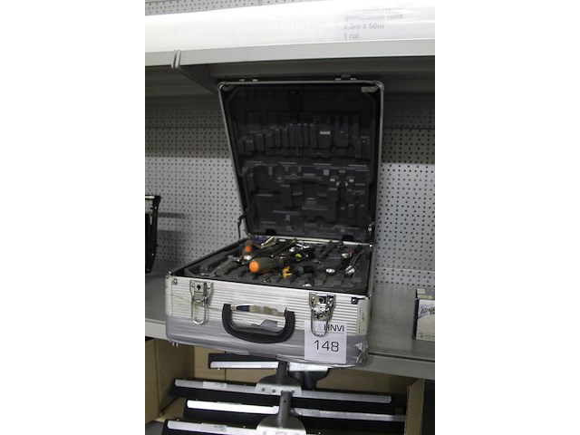 Gereedschapskoffer met inhoud w.o. waaronder schroevendraaiers, sleutels, doppen met ratel etc. - afbeelding 2 van  2