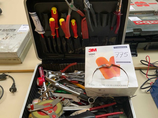 Gereedschapskoffer met inhoud - afbeelding 1 van  5
