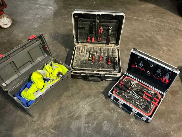 Gereedschapskoffers incl inhoud - afbeelding 1 van  7