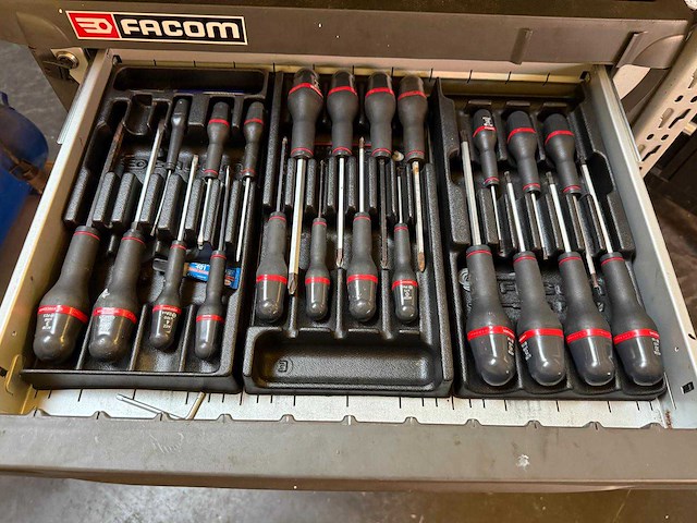 Gereedschapswagen en werkbank - afbeelding 3 van  22