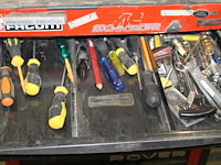 Gereedschapswagen facom met negen laden gevuld met diverse gereedschappen waaronder tangen, zagen, schroeve... - afbeelding 2 van  9