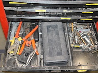 Gereedschapswagen facom met negen laden gevuld met diverse gereedschappen waaronder tangen, zagen, schroeve... - afbeelding 5 van  9