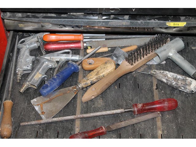 Gereedschapswagen facom met negen laden gevuld met diverse gereedschappen waaronder tangen, zagen, schroeve... - afbeelding 6 van  9