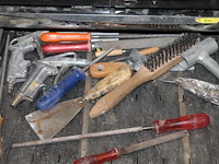 Gereedschapswagen facom met negen laden gevuld met diverse gereedschappen waaronder tangen, zagen, schroeve... - afbeelding 6 van  9