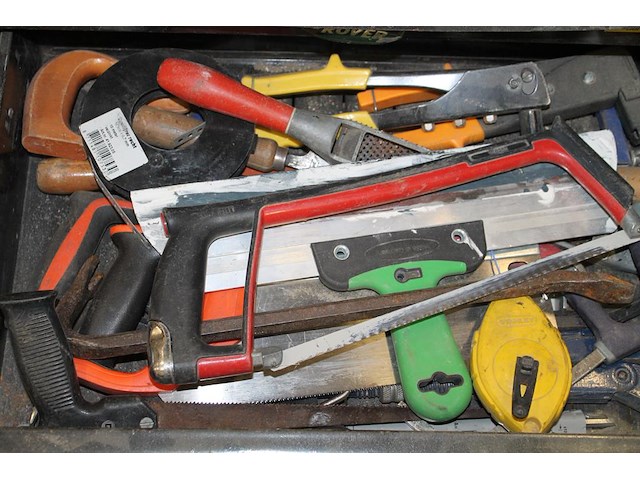 Gereedschapswagen facom met negen laden gevuld met diverse gereedschappen waaronder tangen, zagen, schroeve... - afbeelding 7 van  9