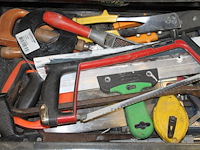 Gereedschapswagen facom met negen laden gevuld met diverse gereedschappen waaronder tangen, zagen, schroeve... - afbeelding 7 van  9