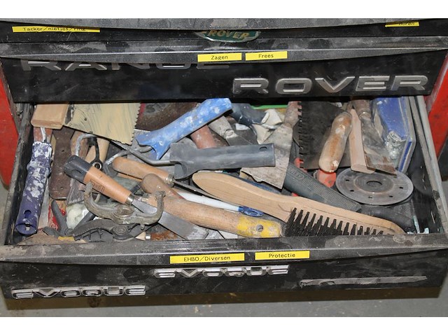 Gereedschapswagen facom met negen laden gevuld met diverse gereedschappen waaronder tangen, zagen, schroeve... - afbeelding 8 van  9