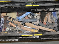 Gereedschapswagen facom met negen laden gevuld met diverse gereedschappen waaronder tangen, zagen, schroeve... - afbeelding 8 van  9