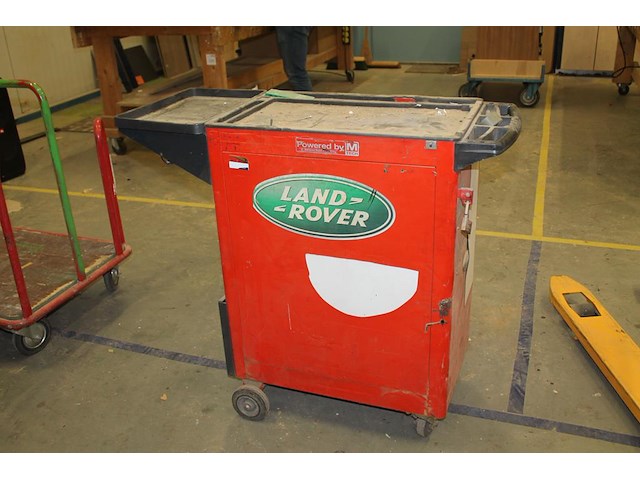 Gereedschapswagen facom met negen laden gevuld met diverse gereedschappen waaronder tangen, zagen, schroeve... - afbeelding 9 van  9