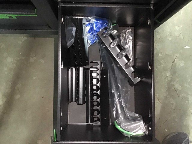 Gereedschapswagen gevuld - afbeelding 9 van  17