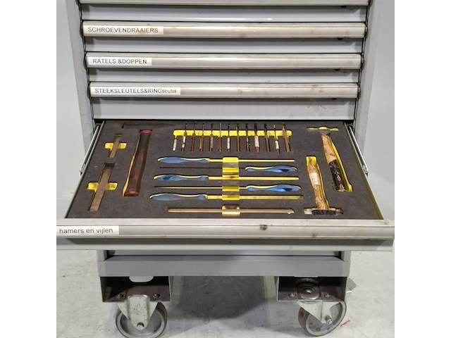 Gereedschapswagen met inhoud, lista - afbeelding 11 van  22
