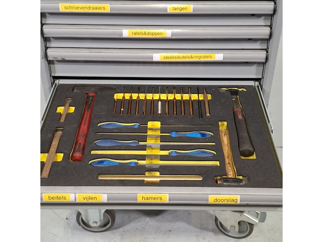 Gereedschapswagen met inhoud, lista - afbeelding 13 van  26
