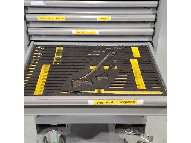 Gereedschapswagen met inhoud, lista - afbeelding 23 van  26