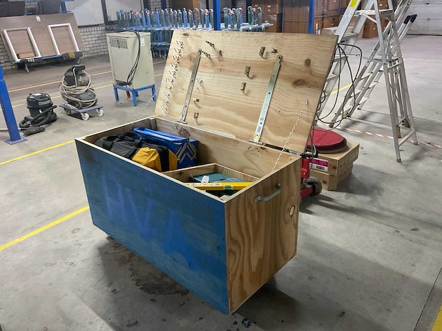 Gereedschapswagen met inhoud - afbeelding 1 van  8