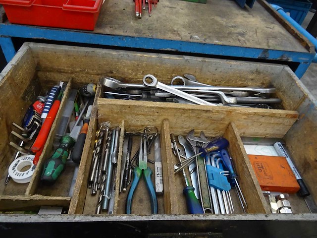 Gereedschapswagen met inhoud - afbeelding 3 van  3