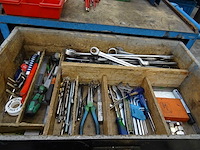 Gereedschapswagen met inhoud - afbeelding 3 van  3