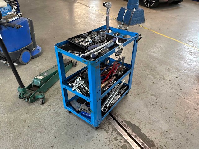 Gereedschapswagen met inhoud - afbeelding 2 van  6