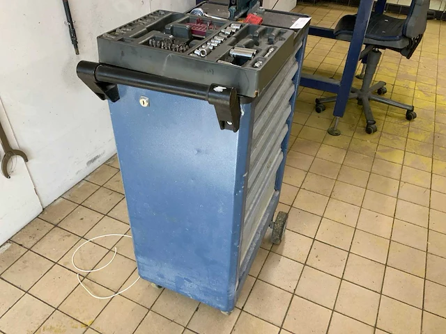 Gereedschapswagen met inhoud - afbeelding 3 van  11