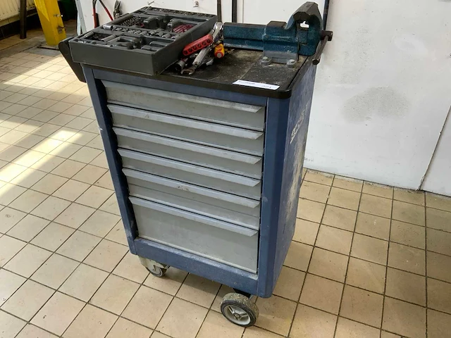 Gereedschapswagen met inhoud - afbeelding 1 van  11