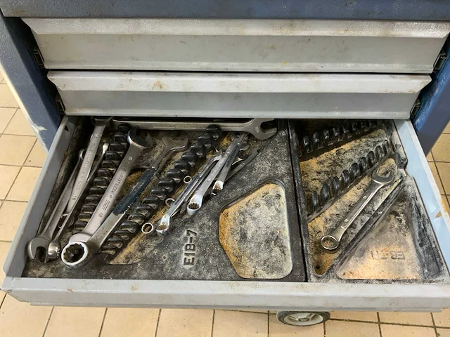 Gereedschapswagen met inhoud - afbeelding 9 van  11
