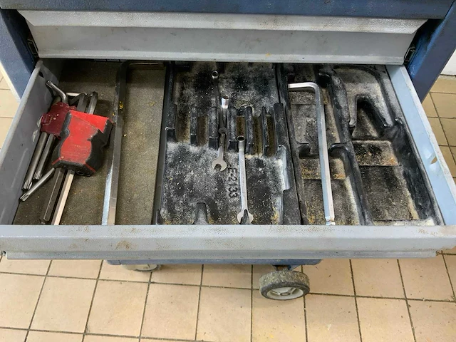 Gereedschapswagen met inhoud - afbeelding 10 van  11